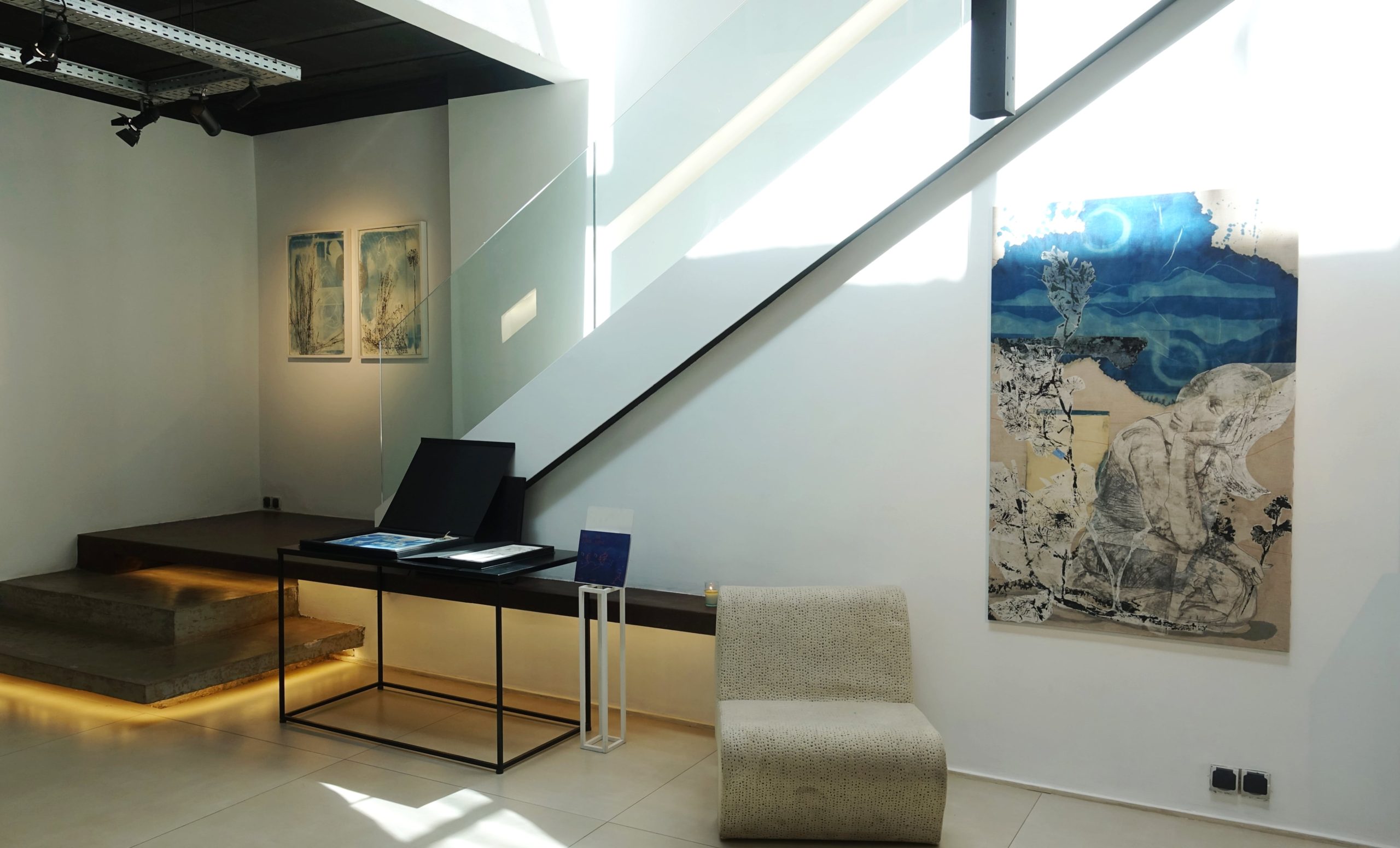 Entre légèreté et profondeur: l&rsquo;univers de Nina Urlichs dans Bleu Profond